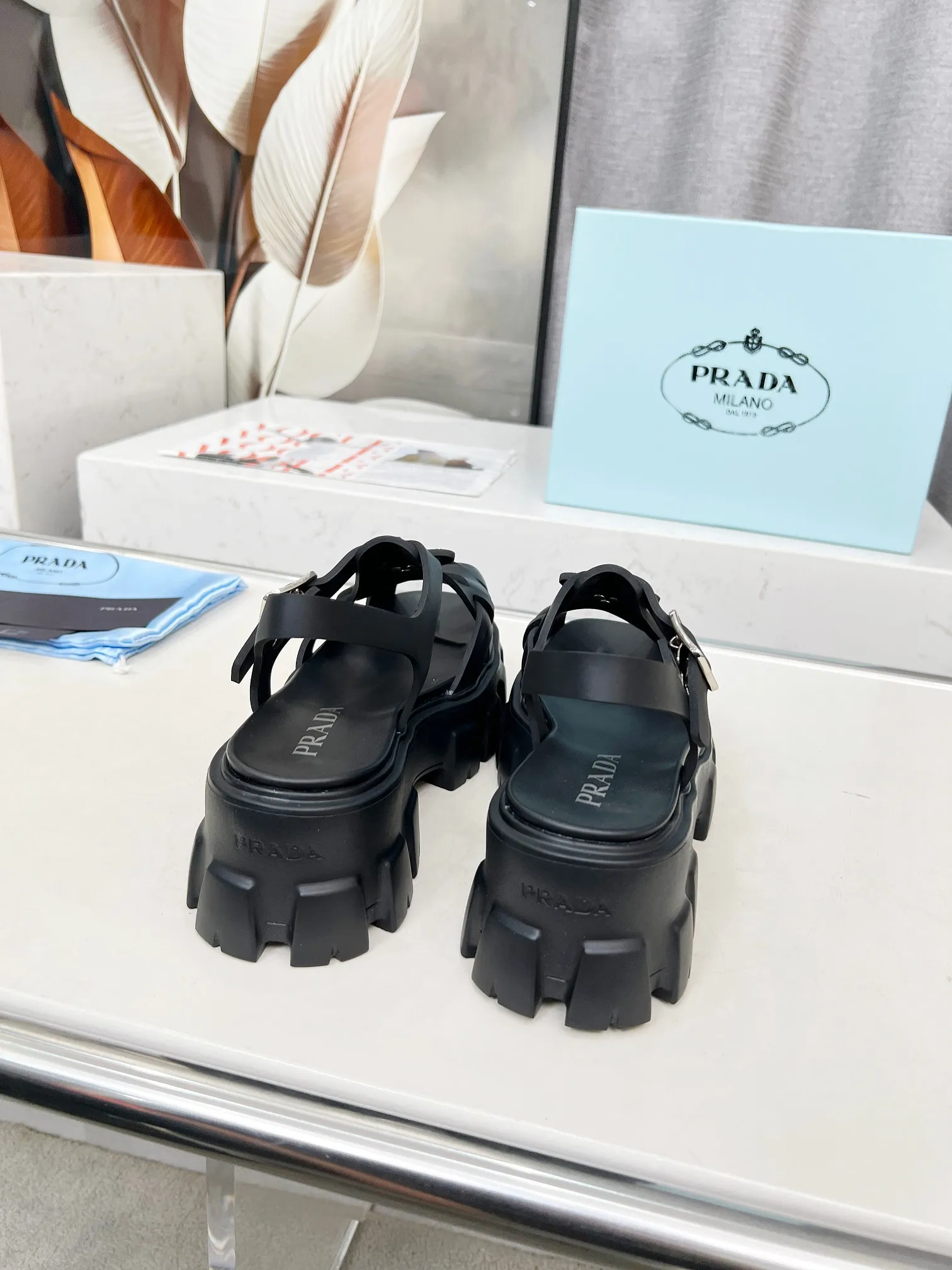👟👟Ex-factory price 460👟👟 prada Roman shoes will definitely make you fall in love with them! The latest spring and summer sawtooth Roman braided thick-soled sandals E64, retro, fashionable and avant-garde gear teeth, 55mm thick-soled soles and uppers, making the whole pair of shoes light and comfortable. Bright colors, a variety of choices to satisfy fashionable people of different styles! The iconic metal triangle logo is paired with the shape of ancient beach sandals. Every design element is fashionable! Color: black and white Size: 35-41
